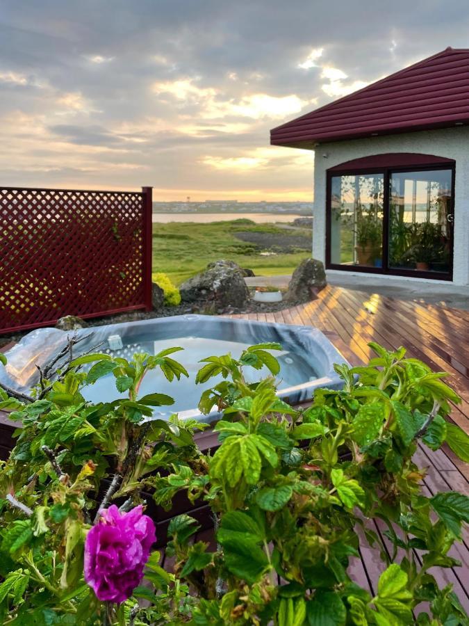 Alka - Cozy Room By The Sea With Private Hot Tub Njarthvik Exterior foto